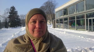 Pia Jardi vill se en sunnimuslimsk moské i Helsingfors. porträtt på pia jardi en snöig vinterdag