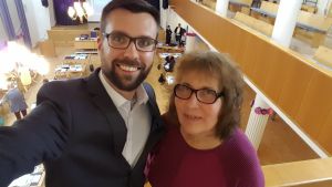 Johan tillsammans med sin mamma Birgit Kvarnström som han hyllar i sitt sommarprat i Yle Vega. Johan Kvarnströms selfie tillsammans med sin mamma Birgit Kvarnström.