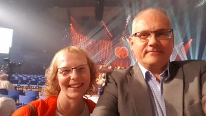Biskopsparet tog en selfie i Seinäjoki. Biskop Bo-Göran Åstrand med hustrun Karin på selfie i kyrka i Seinäjoki.