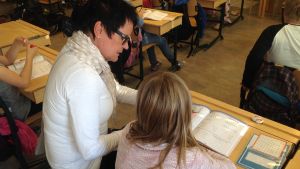 Denise Lönnroth är skolgångshandledare i Borgå. Arkivbild. Skolgångshandledare Denise Lönnroth hjälper till med matematikuppgifterna