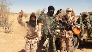 Lokala tuareger och utländska islamister har utfört våldsamma attacker i Mali. Tuaregrebeller i norra Mali 2012.