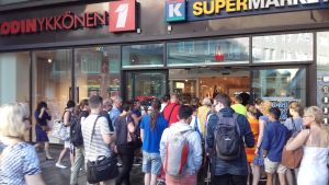 Folk köade till Anttilas inredningsaffär i Kajsaniemi i somras. Folk köar in till Kodin1 konkursrea