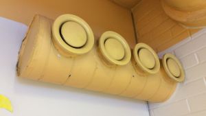 Ventilationen måste vara påslagen dygnet runt. Luftkonditioneringen i Näse skola