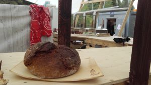 Roihus bageri heter "Bonfire Bakery". Där serveras bröd och pizza. Scoutlägret Roihu har ett eget bageri
