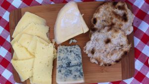 Eget knäckebröd med lokala ostar Eget knäckebröd med lokala ostar