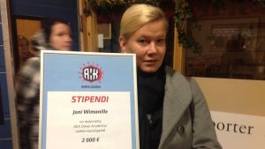 Informationschef Anu Haapalainen från motorsportsförbundet AKK-Motorsport ry delade ut ett stipendium på 2 000 euro. Informationschef Anu Haapalainen från bilsportsförbundet AKK med ett stipendium på 2 000 euro till Joni Wiman.