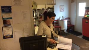 Anne Rosqvist-Räty jobbar i bybutiken. Anne Rosqvist-Räty jobbar i bybutiken.