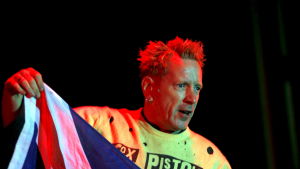 Johnny Rotten som i mitten av 70-talet skrämde de finländska myndigheterna. Johnny Rotten med flagga.
