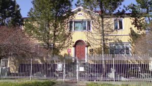 Rysslands konsulat i Mariehamn. En förödmjukelse mot Finland, anser Jukka Tarkka. Rysslands konsulat med galler för fönstren i Mariehamn