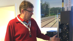 Sabiks vd Lars Mansner Sabiks vd Lars Mansner visar på moderna järnvägslampor