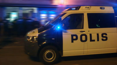 Polisbil på uppdrag på natten i Borgå