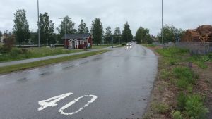 Också Bangatan hör till de gator som får enhetlig reklamskyltning. Bangatan i Karis. Till vänster BK-stugan och Idrottsgränd.