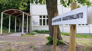 Raseborg ville flytta en del av Nieminen-Räntiläs uppgifter till landsbygdsförvaltningen. Värdkommunen för den, Ingå, ansåg att hon inte blev anställd hos dem. Landsbygdsförvaltningen finns i Västankvarn i Ingå. En vit träbyggnad, skylten "Landsbygdsförvaltning Maaseutuhallinto" till höger, svart text på vit botten. Ett grönt lövträd.