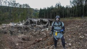 Det blev inte mycket kvar av ammunitionslagret i Vrbětice efter explosionen. Den här bilden på en polis på plats togs den 20 oktober 2014. Det blev inte mycket kvar av ammunitionslagret i Vrbetice efter explosionen. Den här bilden på en polis på plats togs den 20 oktober 2014.