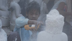 Det är vanligt att också minderåriga arbetar. Den här tonåringens framtid är antagligen dyster, för han slipar marmor utan något andningsskydd Myanmar
