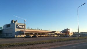Såhär ser byggnaden ut där Jysk i dag finns. Byggnaden där Jysk-butiken finns i Karis.