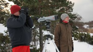 Fågelskådare håller koll på fåglarna på stationsområdet oberoende årstid. Fågelskådare Mikael Kilpi och Johan Ekroos på Uddskatan i Hangö.