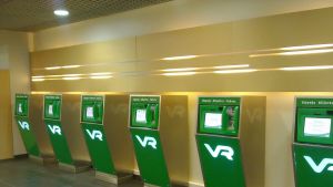 KD vill se nedsatt pris på biljetter.. VR:s biljettautomater på rad i Tammerfors.