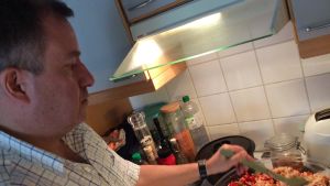 Jarmo Kehusmaa kääntelee Camarguen riisisalaattia Jarmo Kehusmaa valmistaa Camarguen riisisalaattia.