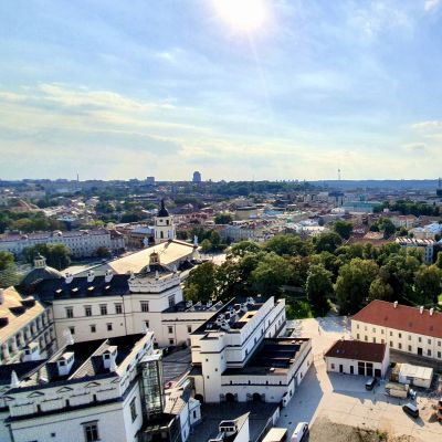 Utsikt från Gediminastornet i Vilnius mot Gamla staden i bakgrunden till vänster, Katedralen i förgrunden och floden Neris till höger.