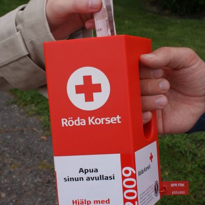 Insamlingsbössa för Röda korsets Hungerdagsinsamling.