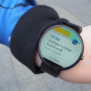 Kirkkaudentunnistin nappasi Motorolan ruudusta palasen. Motorola Moto 360 -älykellon ruudussa on muistutus.