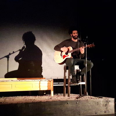 Ramy Essam i föreställningen "Ramy - In the Frontline" på Teater Viirus