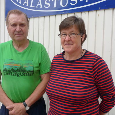 Hemming och Lahja Kavon säljer fiskeredskap för sista gången i Fiskeriboden i Pargas.
