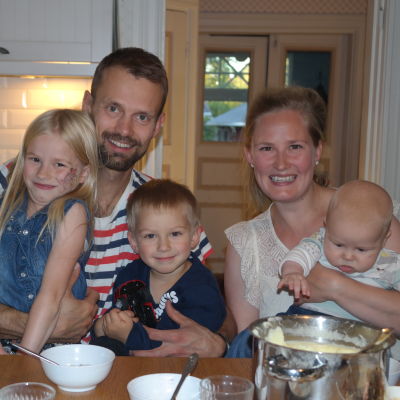 Seidi, Anders, Erik, Liisa och Isak Jungar hemma vid köksbordet