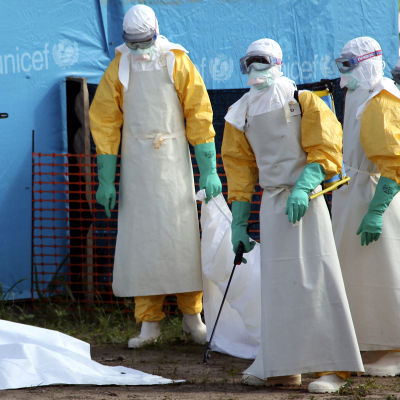 En kvinna som dött av ebola ska förflyttas i Liberia.