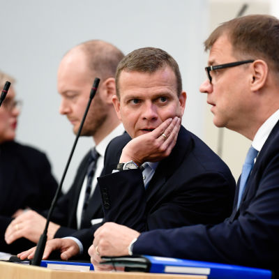 Statsminister Juha Sipilä (C), finansminister Petteri Orpo (Saml) och Euroapaminister Sampo Terho (NA) vid riksdagens plenum den 19 juni 2017.
