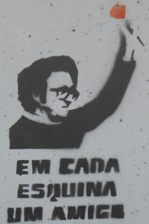 Graffiti med Zeca Afonso och en rad ur hans låt Grândola, vila morena: Em cada esquina um amigo Den portugisiska protestsångaren José (Zeca) Afonso