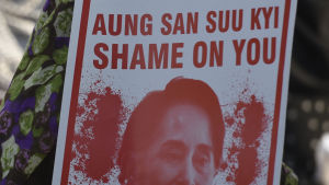 Burmas ledare, Nobels fredspristagare Aung San Suu Kyi får hård kritik världen över