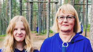 Linnea Säisä har besökt Soiva metsä ända sedan hon var liten. Nu är både hon och Anna-Liisa Helttunen i rollen som Ilmatar. Anna-Liisa är Linneas pappas moster. Bland kvinnorna i släkten Helttunen finns det flera Ilmatar. Anna-Liisa Helttunen ja Linnea Säisä pukeutuneina sinisiin kaapuihin ja toimittajat Nicke Aldén ja Hannamari Hoikkala Suomussalmen Soivassa Metsässä.