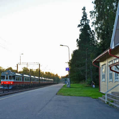 U-tåget passerar Grankulla station.