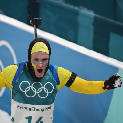 Sveriges Sebastian Samuelsson jublar efter OS-silver i skidskytte.