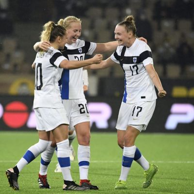 Emmi Alanen (vas), maalintekijä Eveliina Summanen ja Sanni Franssi juhlivat 1-0 voittoa.