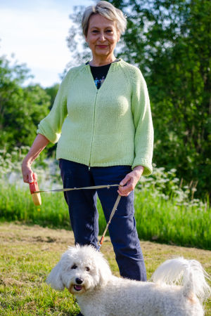 Karin Svahnström promenerar gärna längs Svartån med sin hund Albert. Karin Svahnström med sin vita hund Albert.