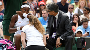 Gauf hade magbekymmer under matchen. Cori Gauff får vård vid sidan av en tennisplan på grund av magproblem.