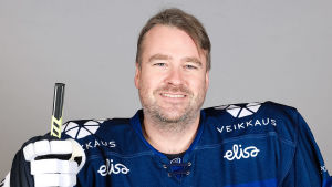Staffan Kosk är distriktschef i det södra distriktet Staffan Kosk, på Ishockeyförbundet, med hockeyutrustning på