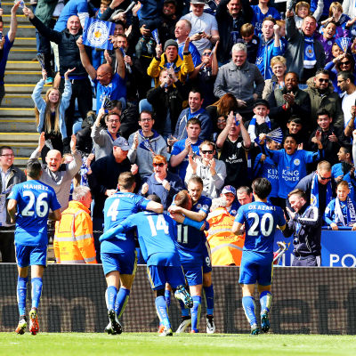 Leicester-spelare firar en fullträff.