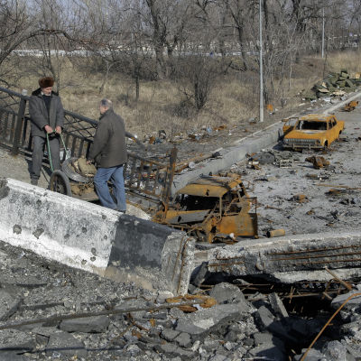 Bombskadad bro i Donetsk i östra Ukraina