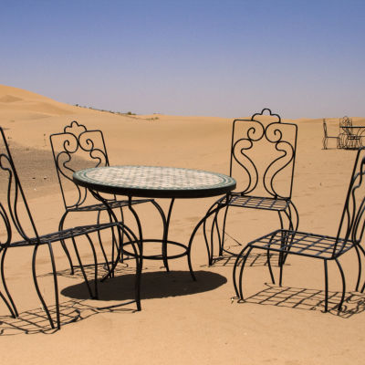 tuolit ja pöytä hiekka-aavikolla