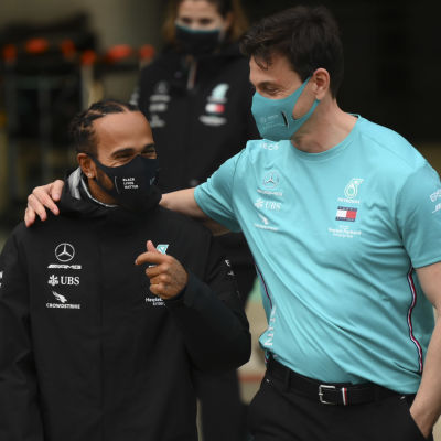 Toto Wolff klappar Lewis Hamilton på axeln.