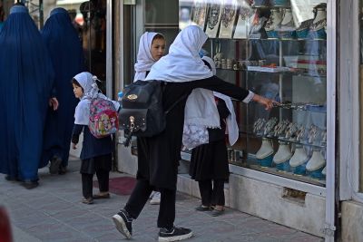 Afghanska skolflickor tittar på smycken i en juvelbutik i Kabul. 26.9.2021.