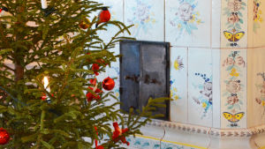 Lundberg har ännu lite jul kvar i huset. Det finns kakelugnar i nästan alla rum. De ursprungliga kakelugnarna från 1700-talet som står i salongen och Gröna rummet är särskilt vackra. Till vänster synns en juklgran med röda prydnader. Den står framför en vit kakelugn med färggranna fjärilar och blommor på.