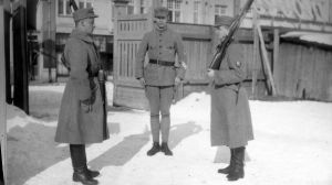 Skyddskårsövning i Åbo kort efter inbördeskriget. Carl-Rudolf Gardberg (till höger) på skyddskårsövning i Åbo 1917.