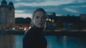 Idun (Ane Dahl Torp) är Kristians hustru och hon har svårt att tro att katastrofen kan drabba familjen än en gång. Ane Dahl Torps Idun tittar ut i natten med skräck i blicken.
