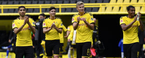 Erling Braut Haaland (andra från höger) firar återhållsamt 4–0-segern mot Schalke 04. Borussia Dortmunds Erling Braut Haaland (andra från höger) firar tillsammans med sina lagkamrater återhållsamt 4–0-segern mot Schalke 04.