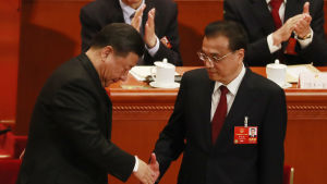 Kinas president Xi Jinping omvaldes till president på lördagen samtidigt som premiärminister Li Keqiang (till höger) också fick förnyat förtroende Kinas president Xi Jinping omvaldes till president på lördagen samtidigt som premiärminister Li Keqiang (till höger) också fick förnyat förtroende